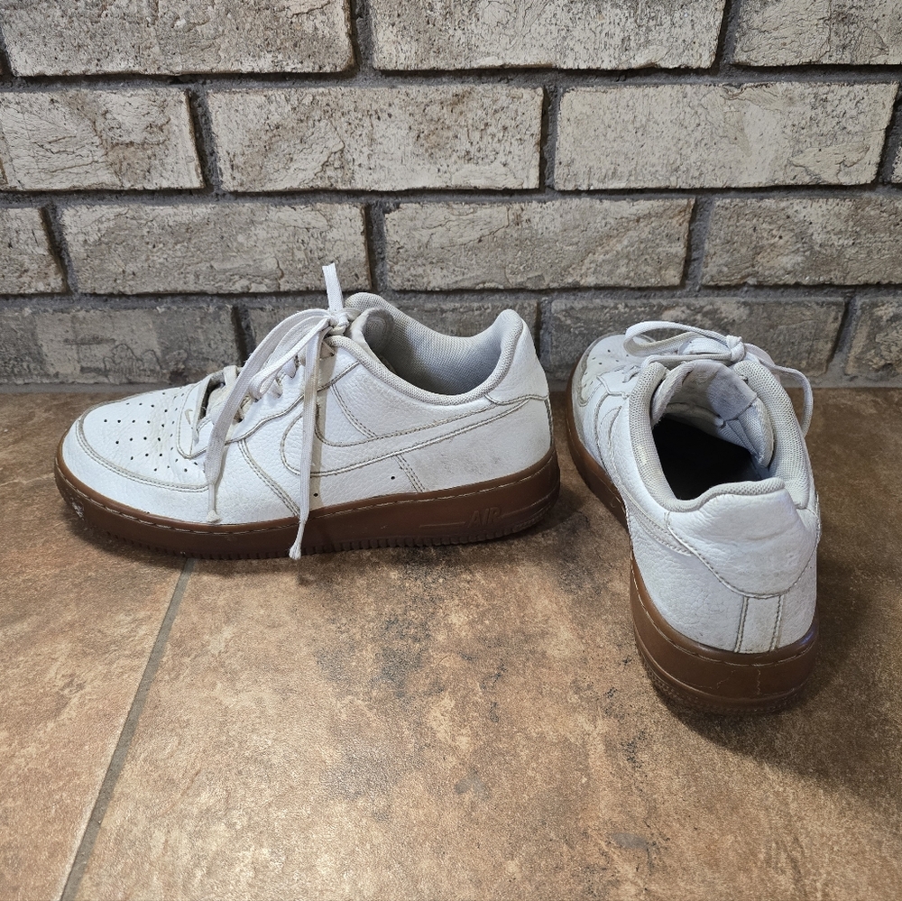 White Classic | NIKE | Low Top Sneaks